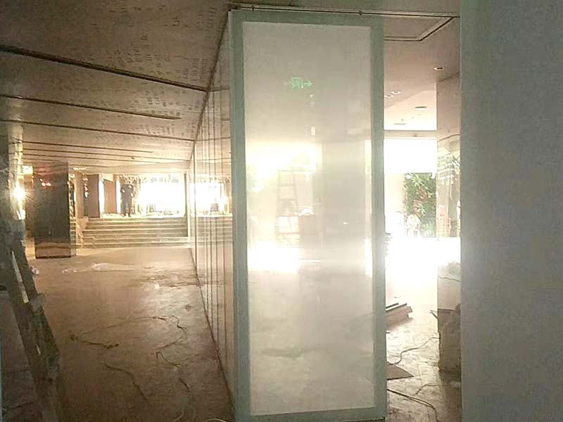 重慶玻璃活動隔斷安裝現(xiàn)場
